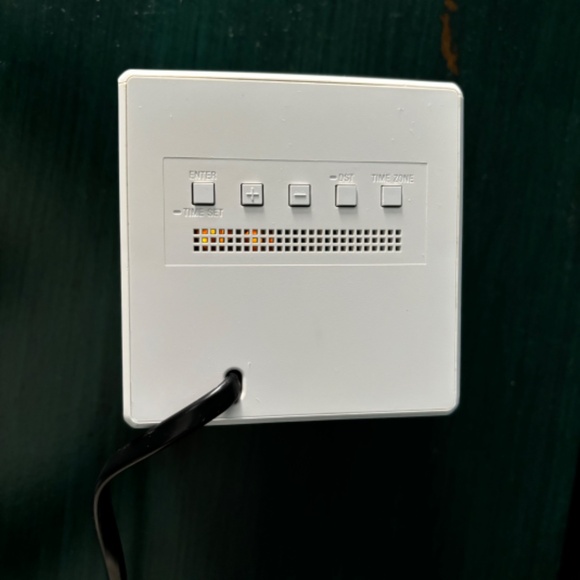 SONY Digital Dual Alarm Clock FM / AM Radio - Model ICF-C1T - White - Picture 4 of 10